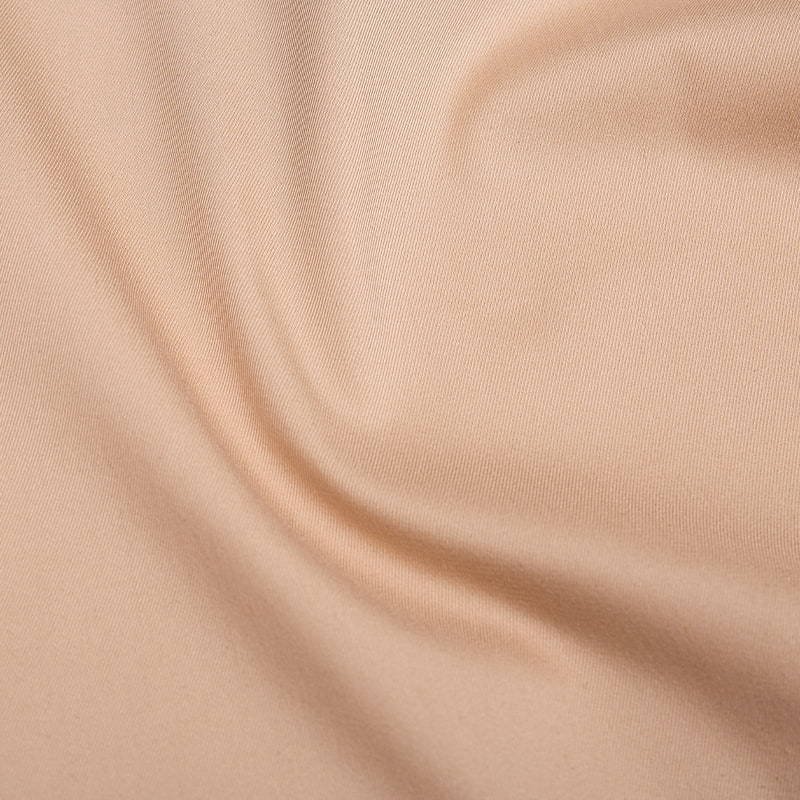 伸縮性のある生地で作られた服は窮屈に感じますか?